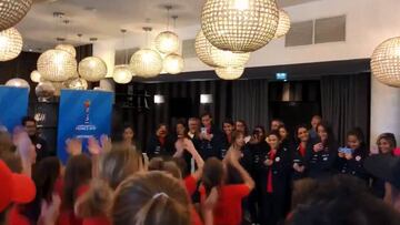 La Roja femenina llegó a Francia y tuvo este especial recibimiento