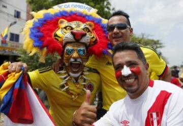Aficionados colombianos y peruanos después del partido entre ambas selecciones en la Copa Mundial de 2018.