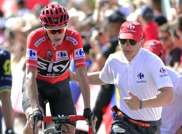 Chris Froome es ayudado por un miembro de su equipo técnico tras cruzar la línea de meta.