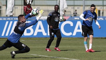 Lucas Pérez dispara a portería en el entrenamiento del Deportivo.