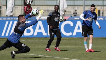 Lucas P&eacute;rez dispara a porter&iacute;a en el entrenamiento del Deportivo.