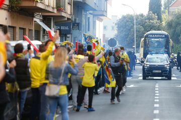 As赤 recibieron los seguidores al Villarreal a su llegada al estadio.