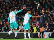 Luis Alfredo García saca tarjeta amarilla en el Santos vs Necaxa.