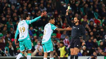 Luis Alfredo García saca tarjeta amarilla en el Santos vs Necaxa.