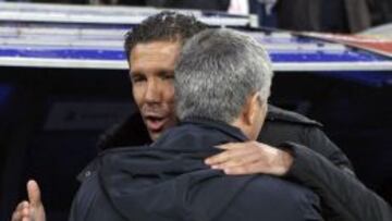 Simeone y Mourinho, salud&aacute;ndose antes de la final de Copa.