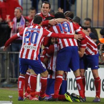 3-0. Diego Costa celebra el tercer tanto con sus compañeros.