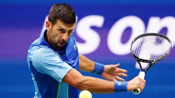 Flushing Meadows (United States), 02/09/2023.- Novak Djokovic of Serbia in action against Laslo Djere of Serbia during their third round match at the US Open Tennis Championships at the USTA National Tennis Center in Flushing Meadows, New York, USA, 01 September 2023. The US Open runs from 28 August through 10 September. (Tenis, Nueva York) EFE/EPA/WILL OLIVER
