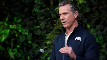 California Governor Gavin Newsom speaks after touring a Covid-19 vaccination site on February 22, 2021 in Long Beach, California. - US President Joe Biden will lead a remembrance ceremony Monday to mark the dark milestone of 500,000 American Covid-19 deat