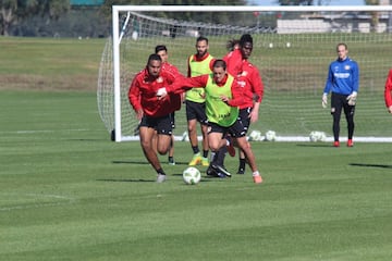 El Bayer Leverkusen entrena en el campo deportivo del Omni Resort. 