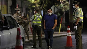 Santiago, 30 de Marzo 2020 Militares y carabineros controlan vehÃculos que circulan por la comuna de Independencia durante el toque de queda y cuarentena por la pandemia del coronavirus. Marcelo Hernandez/Aton Chile