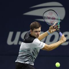 Hurkacz se ve sorprendido; Sinner avanza por pegada