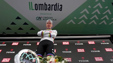 Pogacar, en el podio, con el trofeo de vencedor de Lombardía.