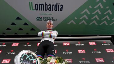 Pogacar, en el podio, con el trofeo de vencedor de Lombardía.