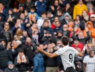 VALENCIA, 24/01/2026.- El extremo del Valencia Hugo Duro celebra tras anotar el 1-0 durante el encuentro correspondiente a la jornada 21 de LaLiga EA Sports entre el Valencia y el Espanyol disputado en Mestalla, Valencia, este sábado. EFE/ Ana Escobar