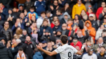 VALENCIA, 24/01/2026.- El extremo del Valencia Hugo Duro celebra tras anotar el 1-0 durante el encuentro correspondiente a la jornada 21 de LaLiga EA Sports entre el Valencia y el Espanyol disputado en Mestalla, Valencia, este sábado. EFE/ Ana Escobar