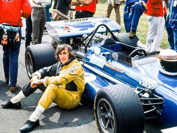 John Young Stewart es uno de los 10 pilotos en la historia de la máxima categoría del automovilismo, que pueden presumir al menos tres títulos mundiales. El británico fue campeón en 1969, 1971 y 1973 y en sus 99 carreras obtuvo 27 triunfos y 43 podiums. 