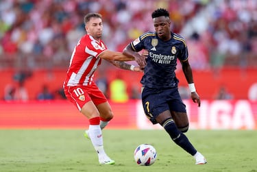 Adrián Embarba trata de desestabilizar con los brazos a Vinicius Junior.