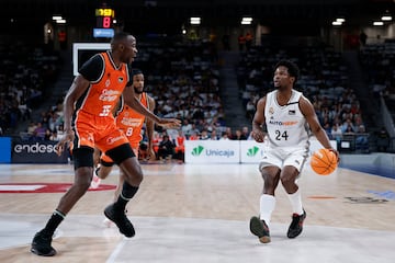 Andrés Feliz encara la defensa del Valencia Basket.