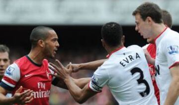 Theo Walcott se enfrenta a Patrice Evra y Johnny Evans. 