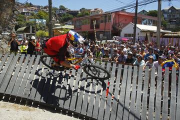 Valparaiso, 11 febrero 2018.
Decimosexta version del Red Bull Valparaiso Cerro Abajo, principal carrera de descenso urbano en Chile, realizada entre calles, escaleras y callejones de la ciudad puerto.
Sebastian Cisternas/Photosport.