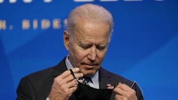 El presidente electo Joe Biden se pone la mascarilla después de hablar durante un evento en el teatro The Queen, el sábado 16 de enero de 2021 en Wilmington, Delaware.