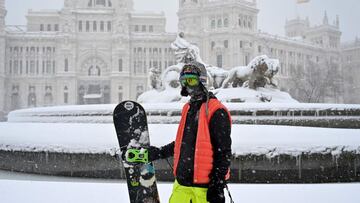 El skater mostoleño Danny León con su tabla de snowboard ante la Cibeles, en plena nevada histórica de la borrasca Filomena en Madrid, que ha cubierto la capital de España de nieve y la ha convertido en una gran estación