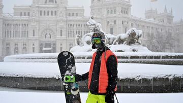 El skater mostole&ntilde;o Danny Le&oacute;n con su tabla de snowboard ante la Cibeles, en plena nevada hist&oacute;rica de la borrasca Filomena en Madrid, que ha cubierto la capital de Espa&ntilde;a de nieve y la ha convertido en una gran estaci&oacute;n