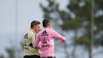 Carlos Carvalhal charla con Iago Aspas durante un entrenamiento en la Ciudad Deportiva Afouteza.