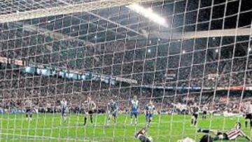 <b>IRAIZOZ, EN SAN MAMÉS. </b>El portero del Espanyol, de espaldas, en su último partido en la Catedral, donde tuvo una gran actuación.