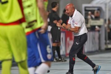 Cuatro días después de la caída en Lima, Chile enfrentó a Uruguay en el Estadio Nacional. Desde ese día, el recinto de Macul se convirtió en una fortaleza dentro del proceso del estratega. Aquel duelo, La Roja se impuso por 2-0 con goles de Esteban Paredes y Eduardo Vargas.