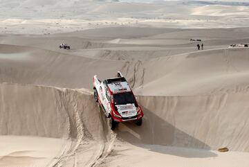 Undécima etapa entre Belén, Fiambalá y Chilecito. El piloto sudafricano Giniel De Villiers conToyota. 