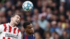 Luuk de Jong (izquierda) disputa un balón aéreo ante el Ajax, este domingo.