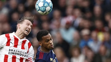 Luuk de Jong (izquierda) disputa un balón aéreo ante el Ajax, este domingo.