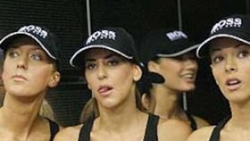 <b>POLÉMICA.</b> Albert Costa y el georgiano Labadze fueron testigos del estreno de unas recogepelotas muy particulares.