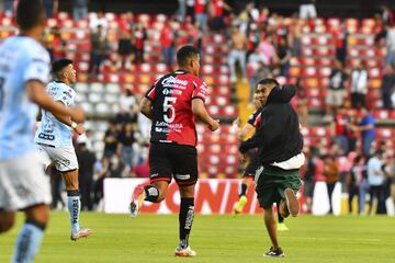 La paz fue irrumpida por diferentes aficionados que invadieron la cancha del Estadio Corregidora.