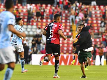 La paz fue irrumpida por diferentes aficionados que invadieron la cancha del Estadio Corregidora.