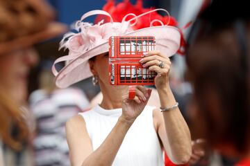 Ascot vuelve lleno de looks extravagantes y mucho glamour