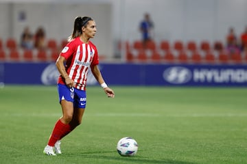 Única futbolista de la plantilla actual del Atlético que ha vestido la camiseta del Real Madrid. Marta Cardona (Zaragoza, 1995) fichó por el equipo blanco en el verano de 2020. Su gran primera temporada como merengue la convirtió en una de las favoritas de la afición que, sin embargo, tuvo que asumir en 2022 que la extremo maña cambiaba su camiseta por la rojiblanca. Una lesión de rodilla en la campaña 2021-22 había provocado que solo jugase nueve partidos con el Real Madrid, que no la renovó. Con el Atlético conquistó la Copa de 2023, ganada en la final a su ex.