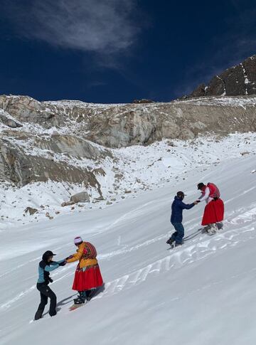 Cholitas snowboarders.