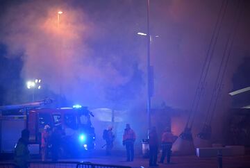 Los bomberos apagan el fuego en un local de venta de merchandising antes del partido entre el Manchester City y el Brujas.