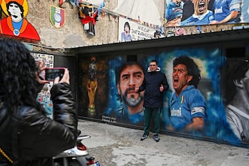 Turistas posan delante de los murales de Diego Maradona en Quartieri Spagnoli, en el centro de Nápoles.