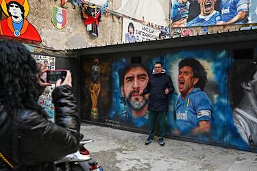 Turistas posan delante de los murales de Diego Maradona en Quartieri Spagnoli, en el centro de Nápoles.