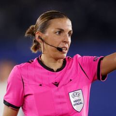 Stéphanie Frappart, la árbitra que rompe el techo de cristal en el fútbol masculino