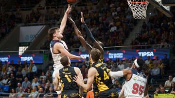 LA LAGUNA (TENERIFE), 04/02/2024.- El pívot del Baskonia, Maik Kotsar (d) lanza a canasta durante el partido de baloncesto la Liga Endesa celebrado este domingo en el pabellón Santiago Martín de La Laguna (Tenerife) frente al Lenovo Tenerife. EFE/Ramón de la Rocha
