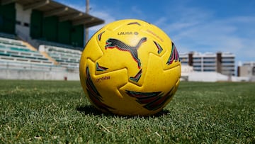 GRAF9650. MADRID, 20/11/2023.- LaLiga presentó este lunes "Orbita Yellow Ball", el nuevo balón "de alta visibilidad" diseñado junto a la marca deportiva Puma para los partidos que se disputarán a partir de la jornada del 20 de noviembre y hasta el 27 de abril de 2024 de LaLiga Hypermotion. El nuevo esférico, de color amarillo 'Dandelion' y llamativos tonos de alto contraste, ha sido diseñado para facilitar el rendimiento en el terreno de juego teniendo en cuenta las condiciones de baja visibilidad, aseguran.Además, su estructura de doce paneles sellados, en la que han desaparecido las costuras, permite "un vuelo más estable, trayectorias más predecibles y tiros más precisos".-EFE/ LaLiga***SOLO USO EDITORIAL/SOLO DISPONIBLE PARA ILUSTRAR LA NOTICIA QUE ACOMPAÑA (CRÉDITO OBLIGATORIO)***