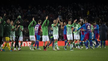 Los jugadores del Betis saludan a sus aficionados.