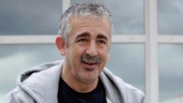 <b>ÍDOLO. </b>Preciado se fotografió ayer con los más pequeños.