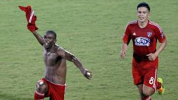 Fabian Castillo y Victor Ulloa celebran un gol con el FC Dallas.