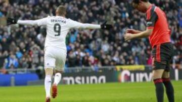 Benzema celebra el cuarto gol del Real Madrid ante la Real Sociedad.