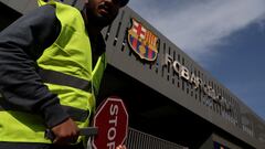 A worker holds a sign at the entrance of the Camp Nou stadium during the start of construction works to build the new Camp Nou stadium, in Barcelona, Spain June 1, 2023. REUTERS/Nacho Doce